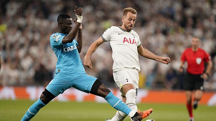 Spurs-Star Harry Kane (r) im Zweikampf mit Eric Bailly von Olympique Marseille.