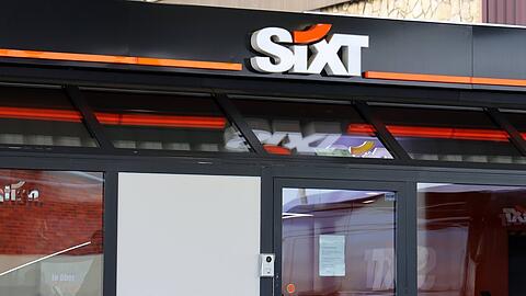 Auch Autovermieter Hertz will wie der Konkurrent Sixt seine Elektroauto-Flotte vorerst abbauen.