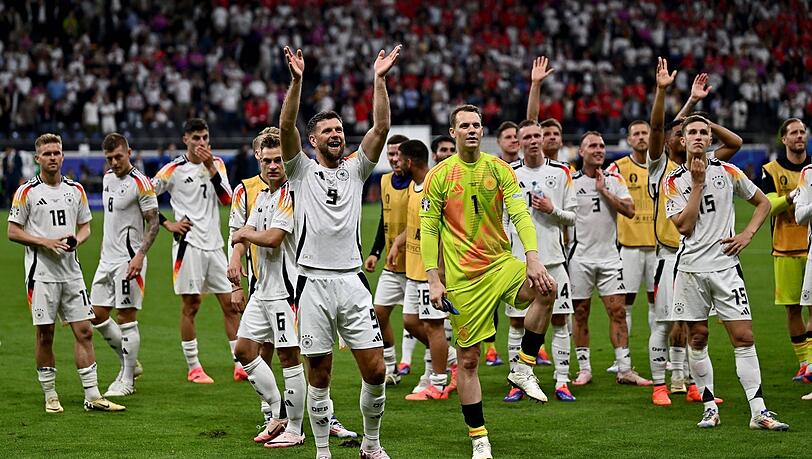 Das bringt 500.000 Euro Prämie für das Team: Niclas Füllkrug (M.), rechts daneben Manuel Neuer und andere Spieler der Deutschen Fußball-Nationalmanschaft nach dem EM-Spiel gegen die Schweiz, das unentschieden endete.