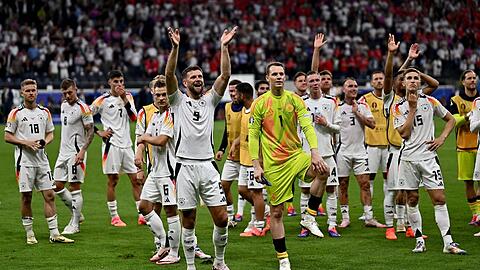 Das bringt 500.000 Euro Prämie für das Team: Niclas Füllkrug (M.), rechts daneben Manuel Neuer und andere Spieler der Deutschen Fußball-Nationalmanschaft nach dem EM-Spiel gegen die Schweiz, das unentschieden endete.