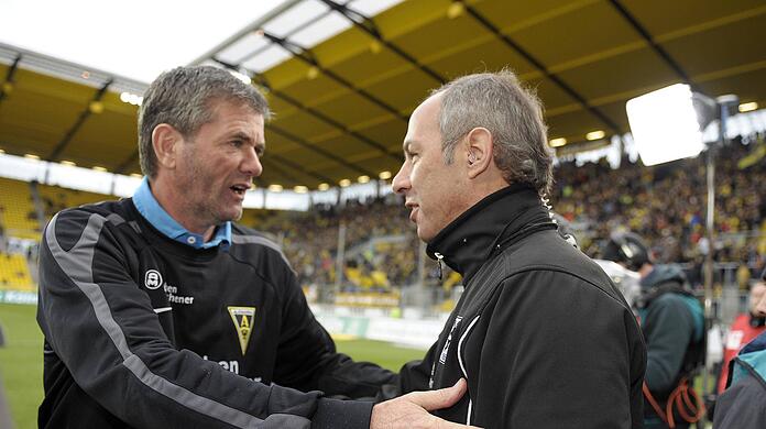 Szene aus dem letzten Löwen-Gastspiel auf dem Tivoli: Aachen-Trainer Friedhelm Funkel (l.) und 1860-Coach Reiner Maurer.