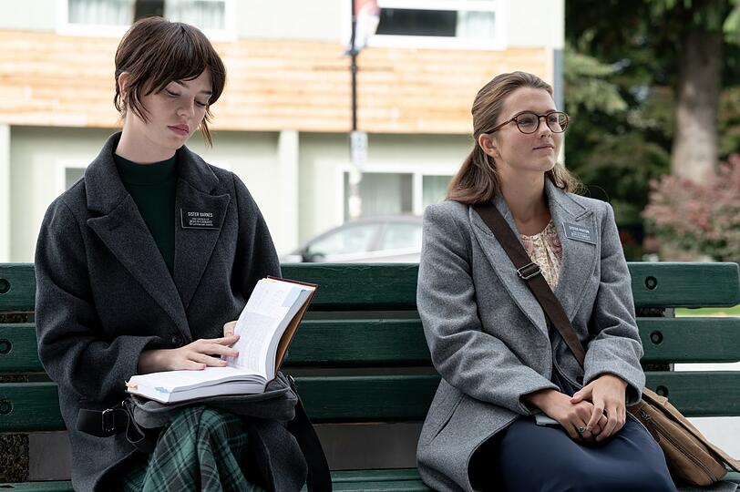 Missionarisch unterwegs: Schwester Barnes (Sophie Thatcher) und Schwester Paxton (Chloe East) wissen noch nicht, dass sie als Nächstes an die falsche Tür klopfen werden.