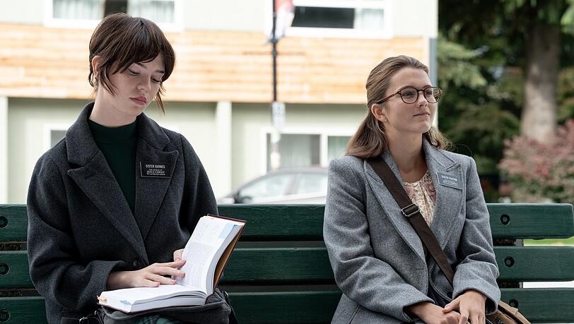 Missionarisch unterwegs: Schwester Barnes (Sophie Thatcher) und Schwester Paxton (Chloe East) wissen noch nicht, dass sie als Nächstes an die falsche Tür klopfen werden. Missionarisch unterwegs: Schwester Barnes (Sophie Thatcher) und Schwester Paxton (Chloe East) wissen noch nicht, dass sie als Nächstes an die falsche Tür klopfen werden.