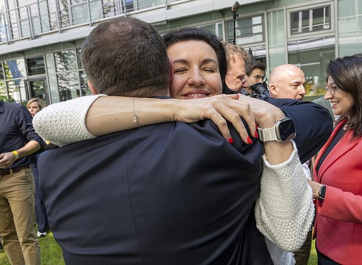 Sie wird Forschungsministerin: Dorothee Bär, hier Florian Hahn umarmend, designierter Staatssekretär für das Auswärtige Amt.