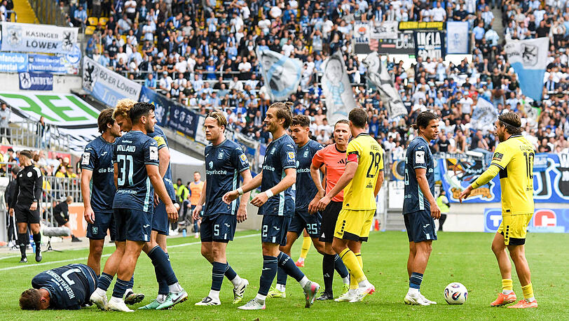 Die vorentscheidende Szene in Aachen: Florian Niederlechner liegt gefoult am Boden (l.), Gianluca Gaudino (r.) sieht gleich die Gelb-rote Karte. Löwe Haugen (Mitte) grinst, scheint das Unheil für den Aachener in diesem Moment zu ahnen. Die vorentscheidende Szene in Aachen: Florian Niederlechner liegt gefoult am Boden (l.), Gianluca Gaudino (r.) sieht gleich die Gelb-rote Karte. Löwe Haugen (Mitte) grinst, scheint das Unheil für den Aachener in diesem Moment zu ahnen.