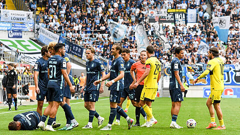 Die vorentscheidende Szene in Aachen: Florian Niederlechner liegt gefoult am Boden (l.), Gianluca Gaudino (r.) sieht gleich die Gelb-rote Karte. Löwe Haugen (Mitte) grinst, scheint das Unheil für den Aachener in diesem Moment zu ahnen.