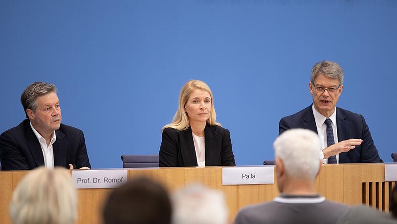 Sie wollten Zuversicht verbreiten, doch der Neustart ist erst einmal ausgebremst worden. Die Eisenbahn- und Verkehrsgewerkschaft wehrt sich gegen die Berufung von Dirk Rompf (l) als Infrastruktur-Chef. Sie wollten Zuversicht verbreiten, doch der Neustart ist erst einmal ausgebremst worden. Die Eisenbahn- und Verkehrsgewerkschaft wehrt sich gegen die Berufung von Dirk Rompf (l) als Infrastruktur-Chef.