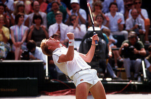 Natürlich gibt es auch im Sport gibt immer wieder Posen und Gesten mit Symbolcharakter. Eine der bekanntesten ging 1986 um die Welt: Der damals 17-Jährige Boris Becker siegte im Finale von Wimbledon und ballte nach gelungenen Aktionen die Faust. Die "Becker-Faust" war geboren.