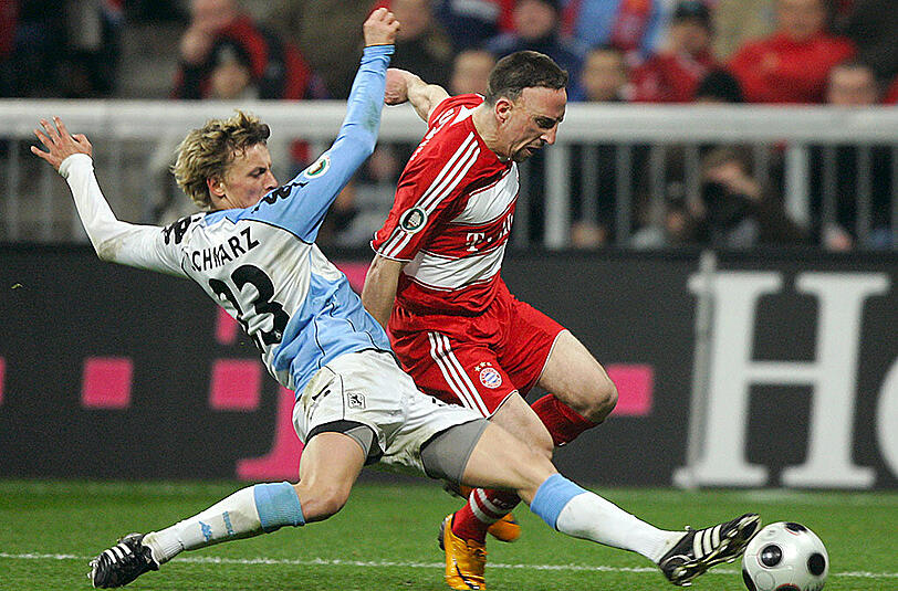 Am 27.02.2008 kam es im Viertelfinale des DFB-Pokals schon einmal zu einem Derby im DFB-Pokal: Bayerns Frank Ribery (r.) kämpft hier mit 1860-Spieler Benjamin Schwarz um den Ball, später verwandelt er in der letzten Minute der Verlängerung einen Elfmeter rotzfrech zum glücklichen Bayern-Sieg.
