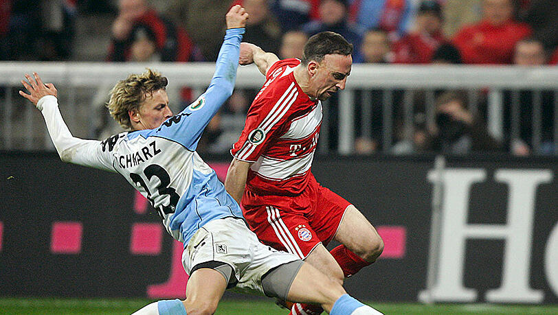 Am 27.02.2008 kam es im Viertelfinale des DFB-Pokals schon einmal zu einem Derby im DFB-Pokal: Bayerns Frank Ribery (r.) kämpft hier mit 1860-Spieler Benjamin Schwarz um den Ball, später verwandelt er in der letzten Minute der Verlängerung einen Elfmeter rotzfrech zum glücklichen Bayern-Sieg. Am 27.02.2008 kam es im Viertelfinale des DFB-Pokals schon einmal zu einem Derby im DFB-Pokal: Bayerns Frank Ribery (r.) kämpft hier mit 1860-Spieler Benjamin Schwarz um den Ball, später verwandelt er in der letzten Minute der Verlängerung einen Elfmeter rotzfrech zum glücklichen Bayern-Sieg.