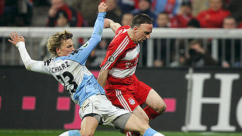 Am 27.02.2008 kam es im Viertelfinale des DFB-Pokals schon einmal zu einem Derby im DFB-Pokal: Bayerns Frank Ribery (r.) kämpft hier mit 1860-Spieler Benjamin Schwarz um den Ball, später verwandelt er in der letzten Minute der Verlängerung einen Elfmeter rotzfrech zum glücklichen Bayern-Sieg.