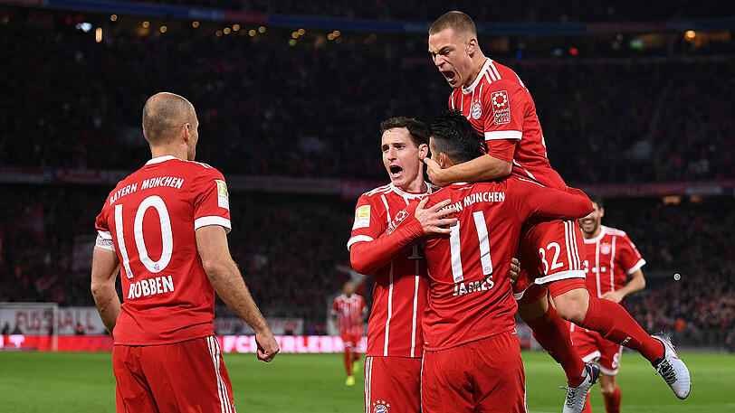 Freuen sich über den Sieg des FC Bayern: Kimmich, Robben, James und Rudy.