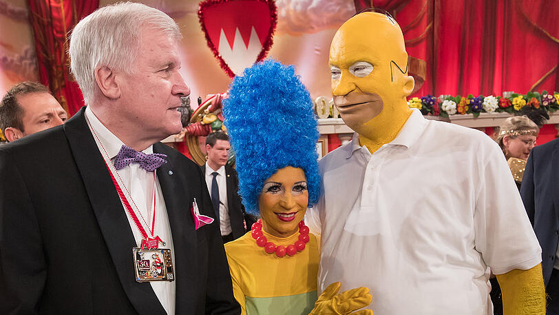 Mit seinen ausgefallenen Kostümen bei der "Fastnacht in Franken" in Veitshöchtheim ist Markus Söder gern gesehener Stammgast. Dieses Jahr kam er gemeinsam mit Ehefrau Karin als Homer und Marge Simpson.