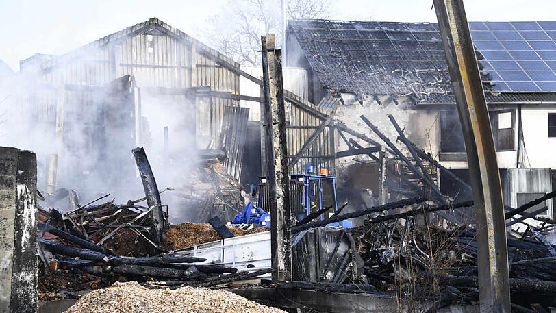 Die Maschinenhalle in Zolling ist komplett abgebrannt.