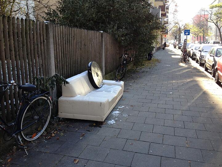 Dieses Sofa hat es sich in der Kolumbusstraße gemütlich gemacht. Erst neulich stand ein Exemplar am Kolumbusplatz.