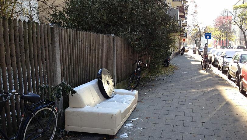 Dieses Sofa hat es sich in der Kolumbusstraße gemütlich gemacht. Erst neulich stand ein Exemplar am Kolumbusplatz. Dieses Sofa hat es sich in der Kolumbusstraße gemütlich gemacht. Erst neulich stand ein Exemplar am Kolumbusplatz.