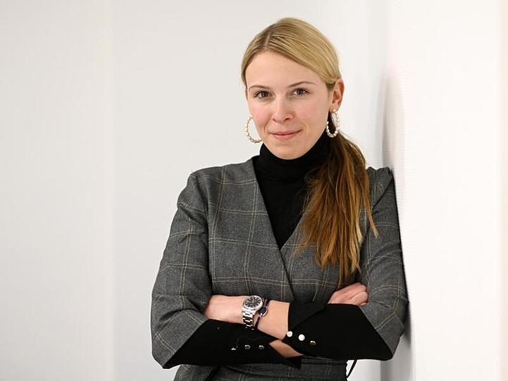 Die Autorin Nena Schink lehnt sich gegen eine Wand. Foto: Tobias Hase/dpa