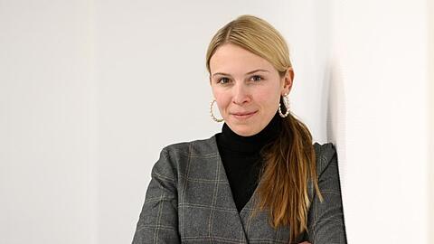 Die Autorin Nena Schink lehnt sich gegen eine Wand. Foto: Tobias Hase/dpa