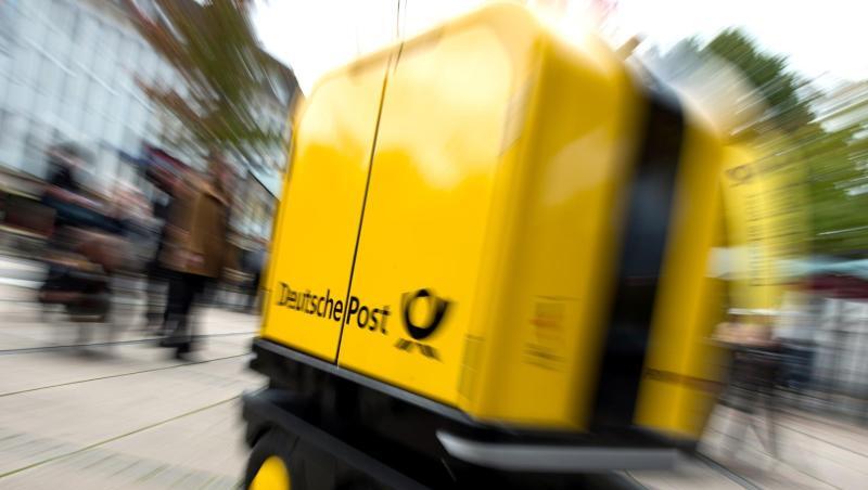 Ein Zustell-Roboter "PostBOT" für Briefträger: Die Deutsche Post will nach einem in Deutschland einmaligen Test mit einem Begleitroboter im Zustelldienst das Projekt vorantreiben. Ein Zustell-Roboter "PostBOT" für Briefträger: Die Deutsche Post will nach einem in Deutschland einmaligen Test mit einem Begleitroboter im Zustelldienst das Projekt vorantreiben.