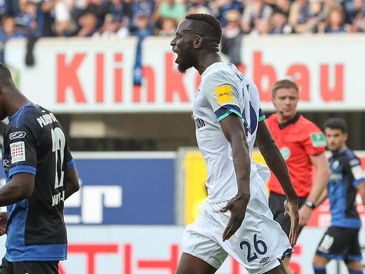 Schalkes Salif Sane (r) köpft ein Tor gegen den SC Paderborn.