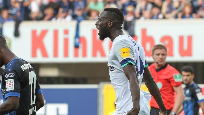 Schalkes Salif Sane (r) köpft ein Tor gegen den SC Paderborn. Schalkes Salif Sane (r) köpft ein Tor gegen den SC Paderborn.