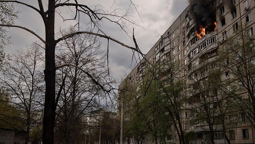 Eine Wohnung in Charkiw steht in Flammen, nachdem sie von russischen Bombardements getroffen wurde. Eine Wohnung in Charkiw steht in Flammen, nachdem sie von russischen Bombardements getroffen wurde.