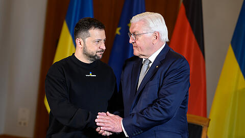 Wolodymyr Selenskyj, Präsident der Ukraine, wird von Bundespräsident Frank-Walter Steinmeier (r) im Schloss Bellevue begrüßt.