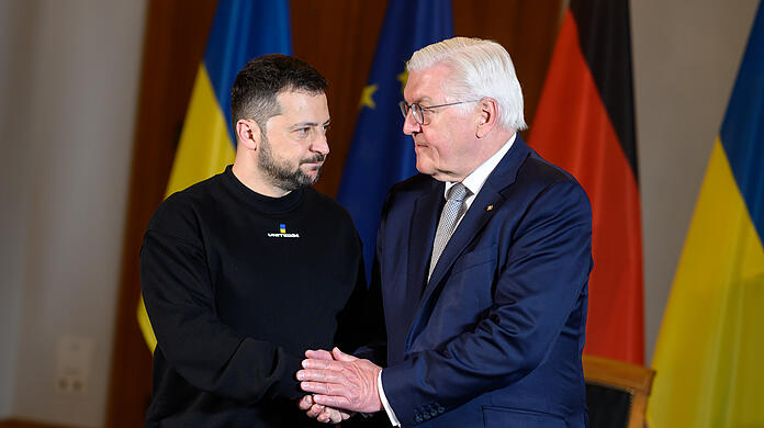 Wolodymyr Selenskyj, Präsident der Ukraine, wird von Bundespräsident Frank-Walter Steinmeier (r) im Schloss Bellevue begrüßt.