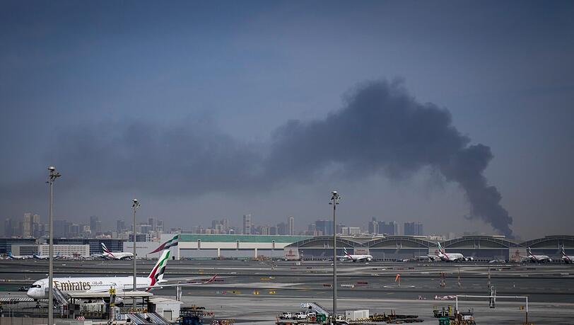 Rauchwolken nahe dem Flughafen von Dubai. In den Vereinigten Arabischen Emiraten sa&szlig;en infolge des Kriegs im Nahen Osten viele Reisende fest. (Archivbild)