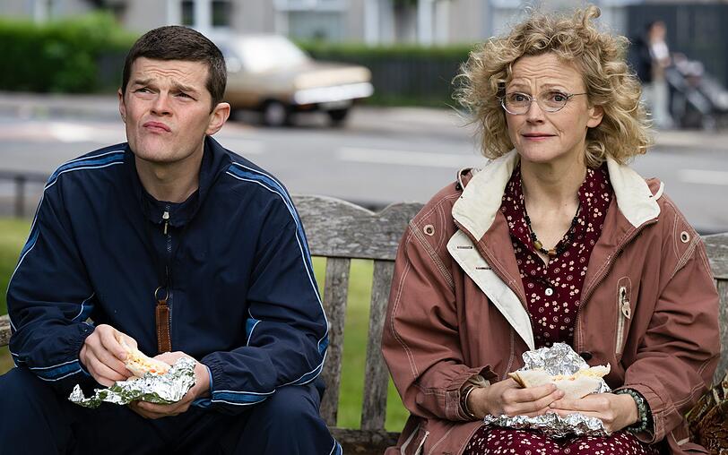 John Davidson (Robert Aramayo) leidet an Tourette, einer Krankheit, die in den 1980-ern und 1990-ern nur wenige kennen. Dottie Achenbach (Maxine Peake) ist eine der wenigen Menschen, die ihm helfen wollen. John Davidson (Robert Aramayo) leidet an Tourette, einer Krankheit, die in den 1980-ern und 1990-ern nur wenige kennen. Dottie Achenbach (Maxine Peake) ist eine der wenigen Menschen, die ihm helfen wollen.
