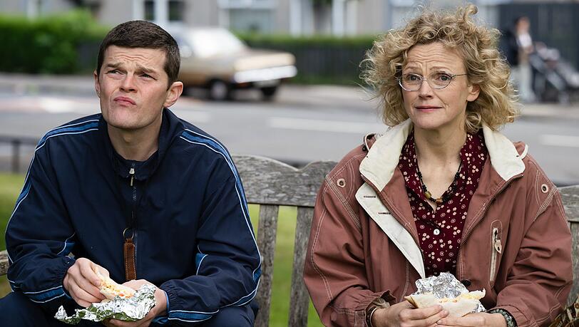 John Davidson (Robert Aramayo) leidet an Tourette, einer Krankheit, die in den 1980-ern und 1990-ern nur wenige kennen. Dottie Achenbach (Maxine Peake) ist eine der wenigen Menschen, die ihm helfen wollen. John Davidson (Robert Aramayo) leidet an Tourette, einer Krankheit, die in den 1980-ern und 1990-ern nur wenige kennen. Dottie Achenbach (Maxine Peake) ist eine der wenigen Menschen, die ihm helfen wollen.