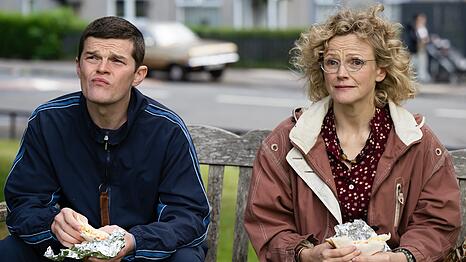 John Davidson (Robert Aramayo) leidet an Tourette, einer Krankheit, die in den 1980-ern und 1990-ern nur wenige kennen. Dottie Achenbach (Maxine Peake) ist eine der wenigen Menschen, die ihm helfen wollen.