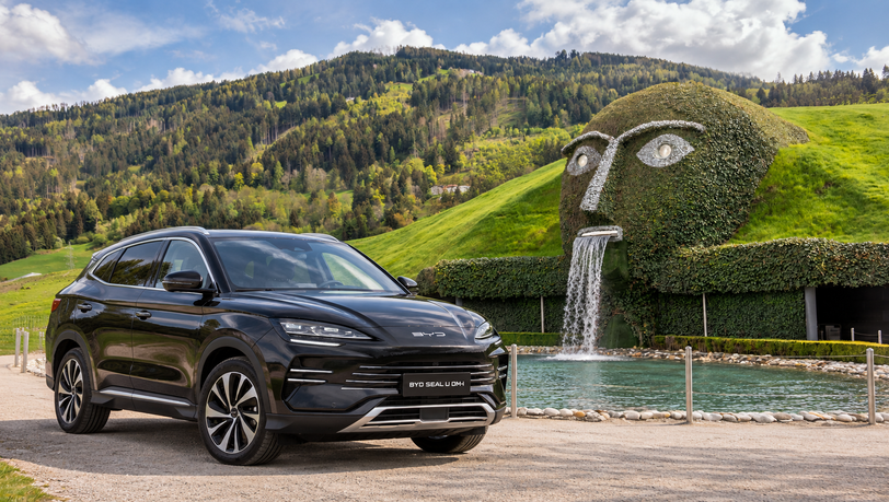 Das passende Fahrzeug f&uuml;r den Familien-Test kommt von H&auml;usler: der BYD SEAL U DM-i.