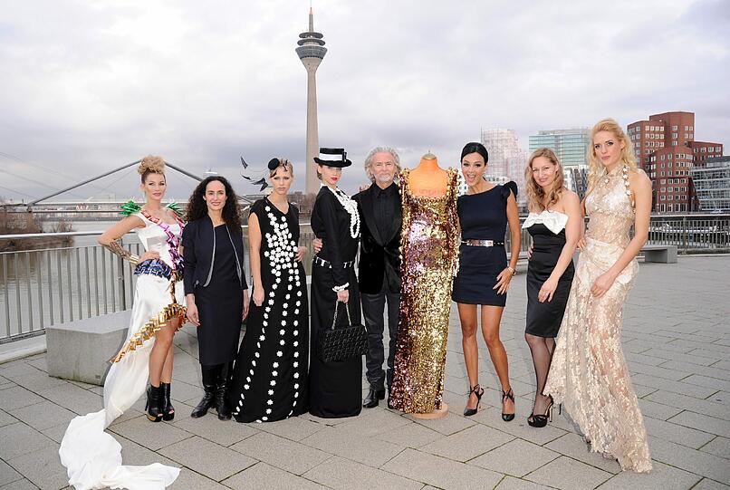 Bereit zur Schoko-Show (v. l.): Jean Pearl, Aicha Gerards, Caoline Noeding, Melina London, Herrmann Bühlbecker, Verona Pooth und Ruth Heinen.