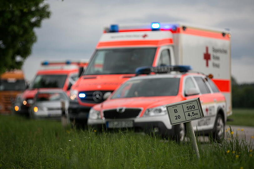 Bei Fridolfing kam ein 73-Jähriger auf die Gegenfahrbahn und kollidierte mit einem entgegenkommenden Pkw.