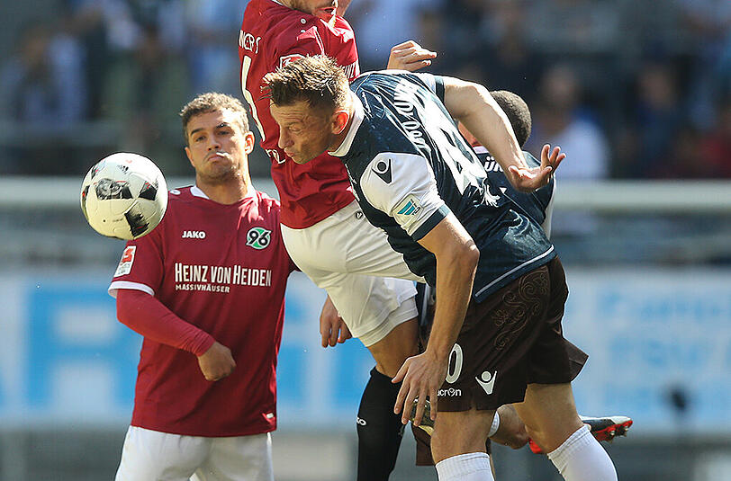 IVICA OLIC NOTE 4 Als offensive nichts ging, holte er sich die Bälle eben weiter hinten ab. Zwei, drei Ballgewinne und auch einige in Ansätzen gelungene Szenen Nicht der eigentliche Job des Angreifers.