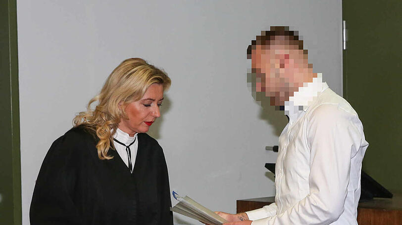 Der Tankstellenräuber im Gespräch mit seiner Anwältin Heidi Pioch.
