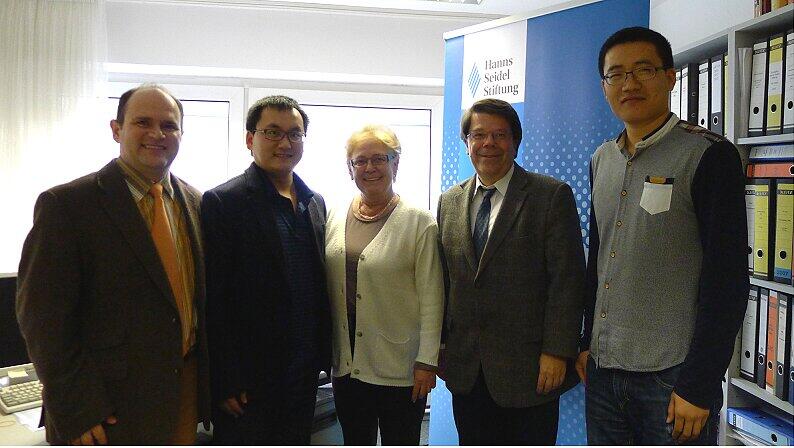 Treffen in der Hanns-Seidel-Stiftung (von links): HSS-Referent Alexander Birle, Dr. Huan Zheng, BA-Chefin Ingeborg Staudenmeyer, BA-Mitglied Wolfgang Schwirz und Dr. Peijun Sun.