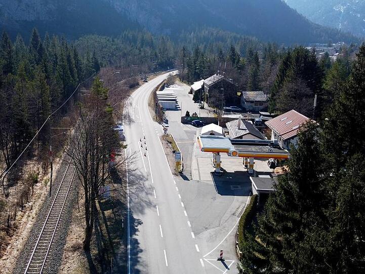 Kein Auto ist am sonst viel genutzen Grenzübergang Mittenwald-Scharnitz zu sehen. Foto: Angelika Warmuth/dpa/Archivbild
