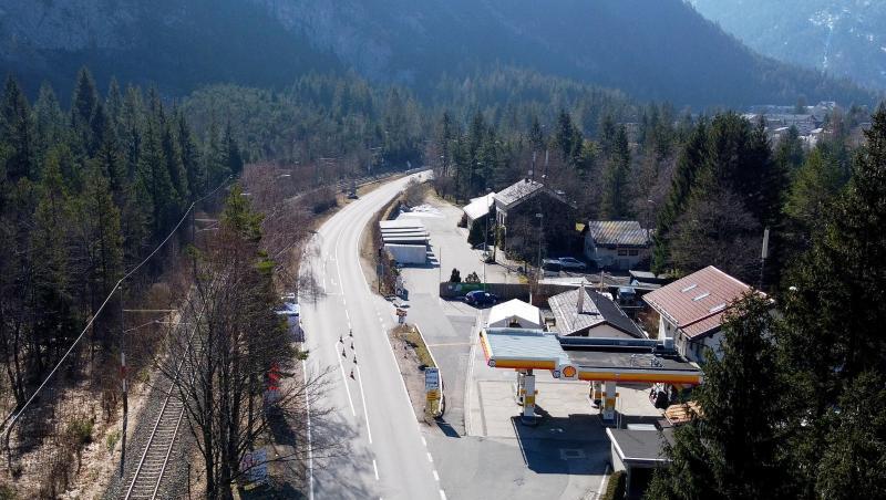 Kein Auto ist am sonst viel genutzen Grenzübergang Mittenwald-Scharnitz zu sehen. Foto: Angelika Warmuth/dpa/Archivbild Kein Auto ist am sonst viel genutzen Grenzübergang Mittenwald-Scharnitz zu sehen. Foto: Angelika Warmuth/dpa/Archivbild