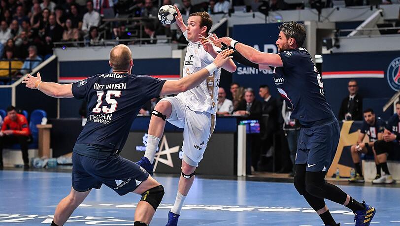 Kiels Sander Sagosen (M) wird von der PSG-Abwehr gestoppt.