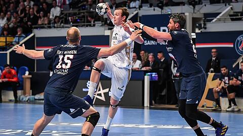Kiels Sander Sagosen (M) wird von der PSG-Abwehr gestoppt.