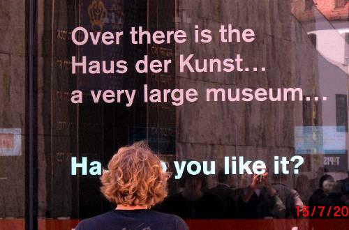 Reflektierende Fassade: An welchem Platz ist dieses Foto aufgenommen worden?