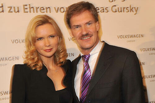 Zusammen glücklich &ndash; jetzt ganz offiziell: Veronica Ferres und Carsten Maschmeyer in Wolfsburg.