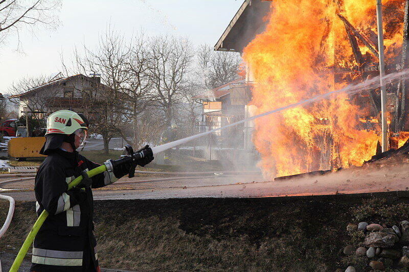 Am Nachmittag wurde die Feuerwehr zu einem Brand eines Bauernhofes mitten in St. Leonhard, Gemeinde Wonneberg gerufen. Bei dem Brand wurden drei Personen verletzt. Da das Löschwasser knapp war, mussten Leitungen über einen Kilometer lang verlegt werden.