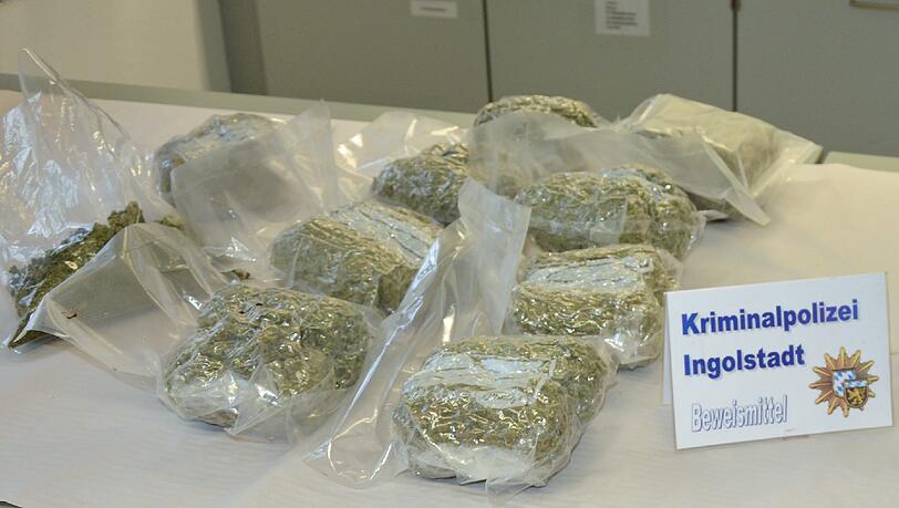 Diese Menge Marihuana hat die Polizei bei Verdächtigen beschlagnahmt. Diese Menge Marihuana hat die Polizei bei Verdächtigen beschlagnahmt.