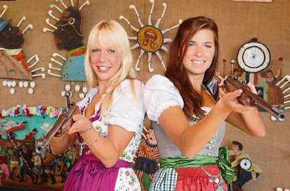 Genau zielen! Die bunten Eisenbleche im Hintergrund bewegen sich.
