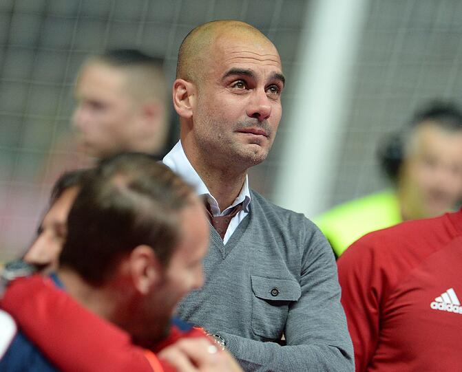 Nach dem letzten von Douglas Costa verwandelten Elfmeter fließen beim scheidenden Bayern-Trainer Pep Guardiola die Tränen. Tränen der Freude, der Erleichterung. Der angestaute Stress bricht sich seine Bahn.