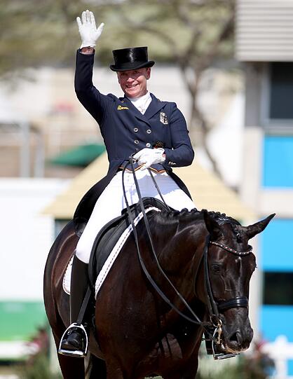 Isabell Werth reitet mit uralten Stiefeln, in Rio sogar zum sechsten Olympia-Gold. «Die trage ich seit 1991», sagt die 47-Jährige, die die erfolgreichste Reiterin der olympischen Geschichte ist. Die Vorzüge: «Die sind außen hart und innen weich.»