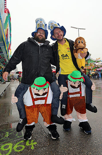 Oktoberfestbesucher aus England und Wales mit außergewöhnlicher "Tracht".